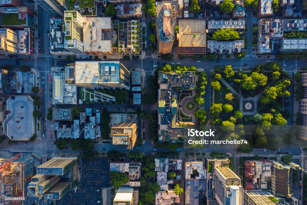 Vista aérea de arriba hacia abajo de la red urbana del centro de Chicago con el parque - Foto de stock de Ciudad libre de derechos