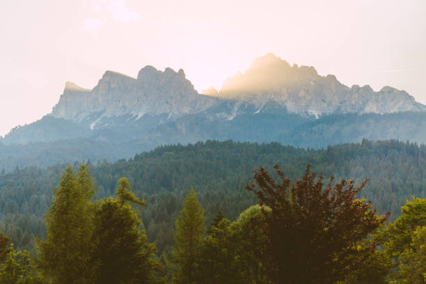 malowniczy wschód słońca nad słynnymi górami i malowniczymi widokami cortina d'ampezzo w dolomitach, włochy krajobrazu przyrody - veneto cortina dampezzo hotel mountain zdjęcia i obrazy z banku zdjęć