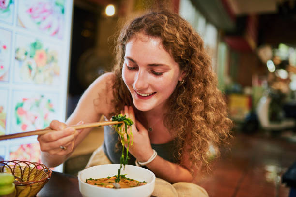 como sabrás, se pronuncia 'fuh' no 'foh' - noodle soup fotografías e imágenes de stock