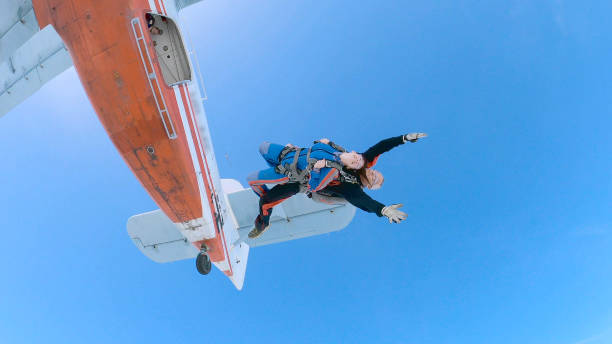 무료 가을에 강사와 여자. - skydiving tandem parachute parachuting 뉴스 사진 이미지