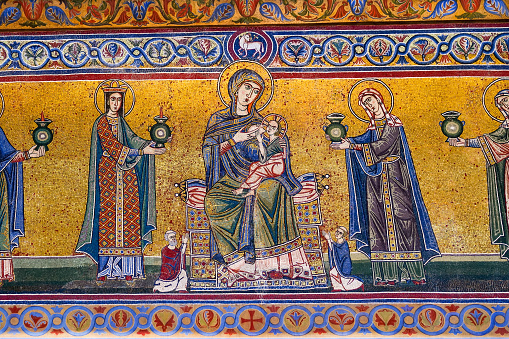 Vista de los mosaicos de la fachada de Santa María in Trastevere en Roma photo