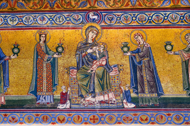 vista dos mosaicos na fachada de santa maria em trastevere em roma - glória maria - fotografias e filmes do acervo