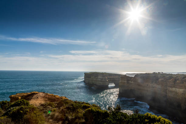 widok z great ocean road nad wybrzeżem w pobliżu mostu londyńskiego w victorii w australii w słoneczny dzień w lecie. - london arch great ocean road cliff australia zdjęcia i obrazy z banku zdjęć