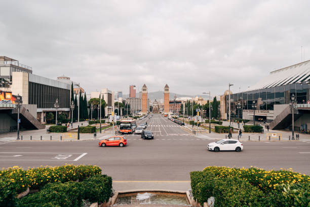 barcelona, espanha - 15 de dezembro de 2019: plaza de espana em barcelona, a praça da capital da catalunha. - gran via - fotografias e filmes do acervo