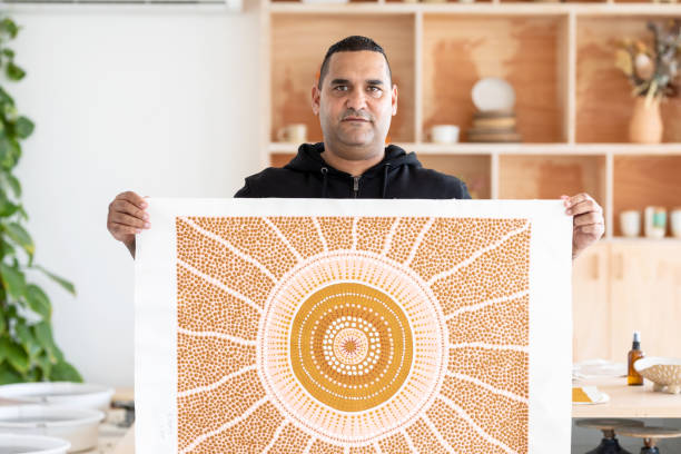 porträt des indigenen aborigines australischen künstlers - minority stock-fotos und bilder