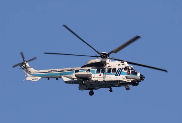 japan coast guard hubschrauber im flug über hebara beach in chiba, japan - rescue helicopter coast guard protection stock-fotos und bilder