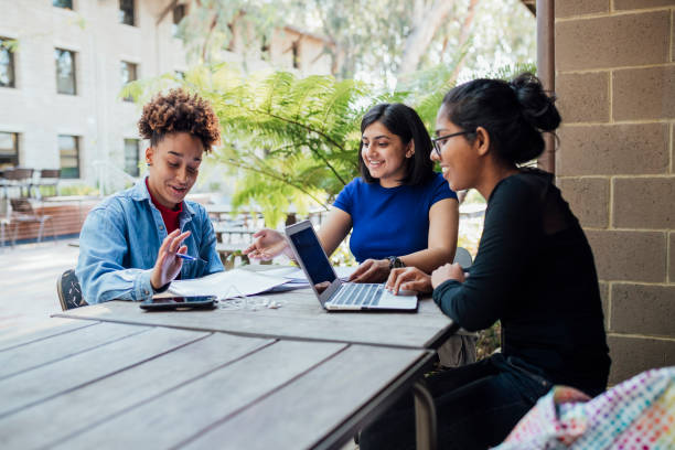 study date - campus life imagens e fotografias de stock