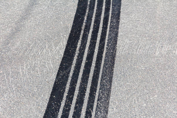 rastro de goma de coche quemado en el asfalto - skidding bend danger curve fotografías e imágenes de stock