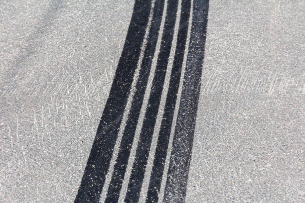 trace of burnt car rubber on asphalt - skidding bend danger curve imagens e fotografias de stock