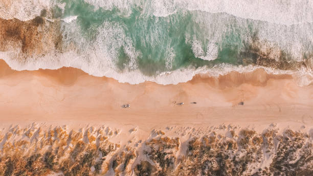 yeagarupビーチ、砂浜、南洋、4wd、ウォーレン川のドローンビュー - australian culture 写真 ストックフォトと画像