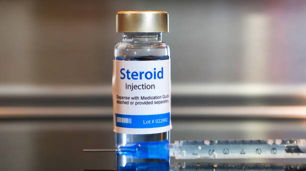 bouteille d’injection de stéroïdes avec une seringue sur la table noire et le fond en acier inoxydable. - hormone photos et images de collection