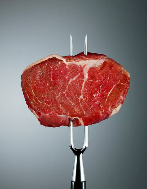brocheta de carne cruda - steak meat fork beef fotografías e imágenes de stock