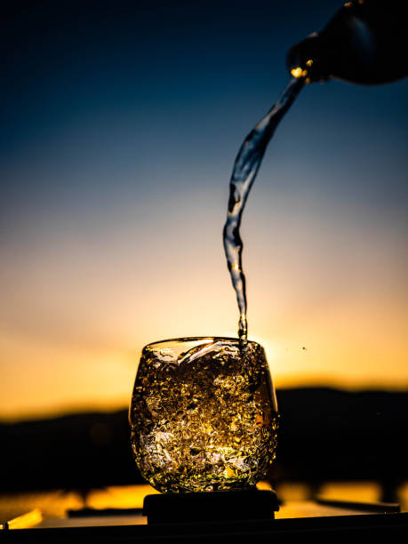 물은 유리에 부어 - overflowing water glass bottle 뉴스 사진 이미지