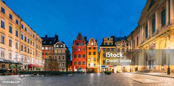 Estocolmo Suecia Famosas Casas Antiguas Y Coloridas Academia Sueca Y Museo Nobel En La Plaza Vieja Stortorget En Gamla Stan Lugares De Interés Famosos Y Lugares Populares Panorama Foto de stock y más banco de imágenes de Estocolmo