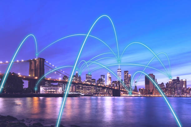 5g smart city communication network concept in new york - downtown manhattan night view with abstract links connecting buildings, wireless, visualisation of the internet of things - connection usa brooklyn bridge business imagens e fotografias de stock