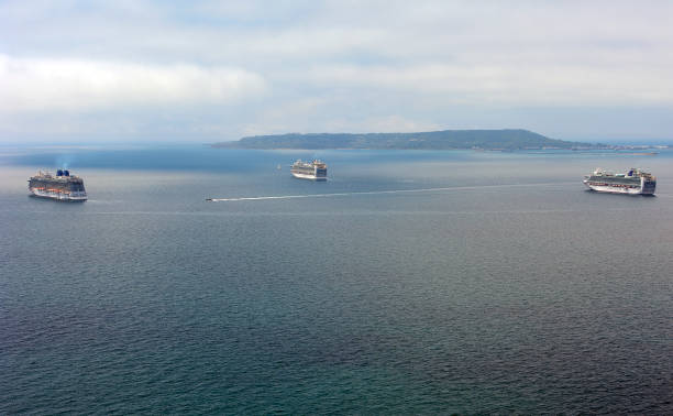 tres cruceros p&o, costa jurásica, dorset, inglaterra. cruceros p&o azura, ventura y britannia vistos durante el 'bloqueo' de la pandemia de coronavirus, dorset, inglaterra - p and o cruises fotografías e imágenes de stock