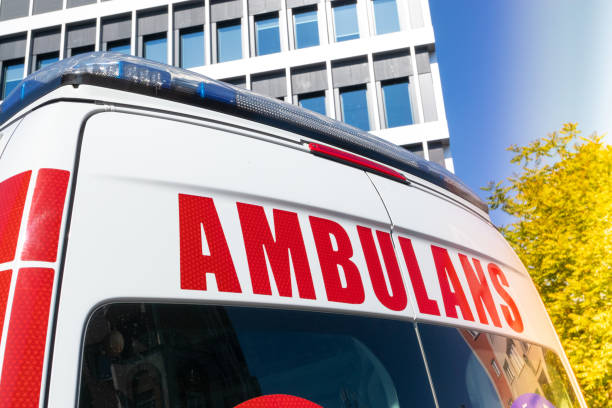 信号上の救急車、健康と命を救う迅速な助け - poland ストックフォトと画像