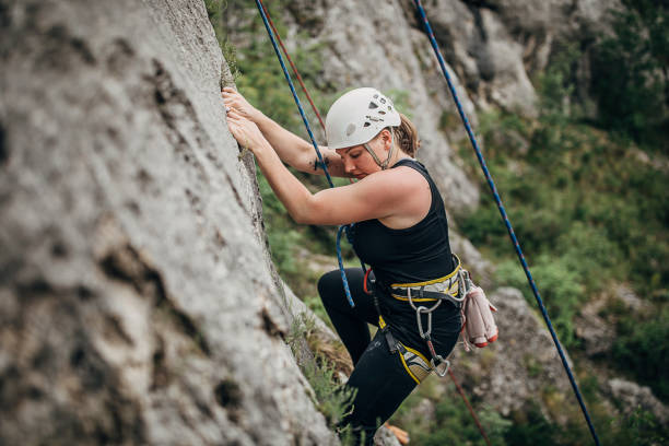 바위에 등반 한 강한 젊은 등반 여성 - climbing rock climbing women determination 뉴스 사진 이미지