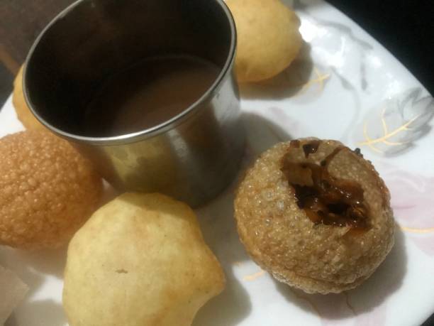 pani puri indian dougball stater with chick peas and tamarind fused water - stater imagens e fotografias de stock