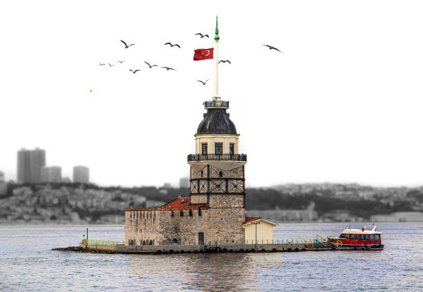 torre de la doncella de estambul, sólo torre y el mar es de color, el resto del fondo son monocromos y fuera de foco, la bandera turca está ondeando - maiden fotografías e imágenes de stock