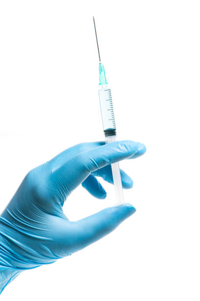 mão com luva azul segurando uma seringa - injeção insulina luva - fotografias e filmes do acervo