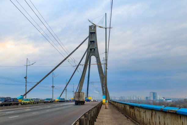 istock North bridge (Moscow bridge) across the Dnieper river in Kiev, Ukraine 1250501012