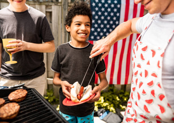 burger line up al barbecue del 4 luglio - family american culture african culture black foto e immagini stock