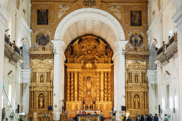 インドのオールドゴア。ボムイエスのバシリカの主要な祭壇。装飾を閉じます。ローマカトリック大聖堂とゴアユネスコ世界遺産の教会と修道院の一部です - バシリカ ストックフォトと画像