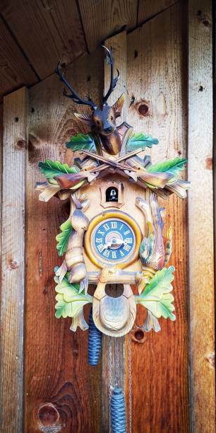 horloge de coucou - cuckoo clock clock german culture antique photos et images de collection