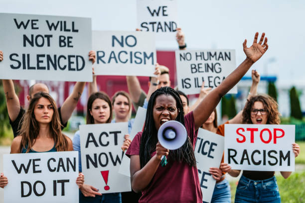 les gens en grève contre le racisme - violence black men women photos et images de collection