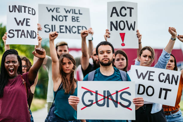 активисты движения за права на оружие протестуют против законодательства о контроле над огнестрельным оружием - gun laws стоковые фото и изображения