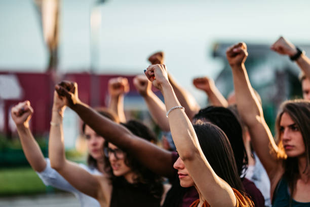 protestujący podnoszący pięści - political rally obrazy zdjęcia i obrazy z banku zdjęć