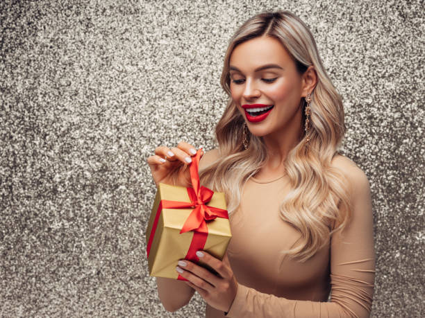 belle femme avec le présent - beautiful women gift christmas photos et images de collection