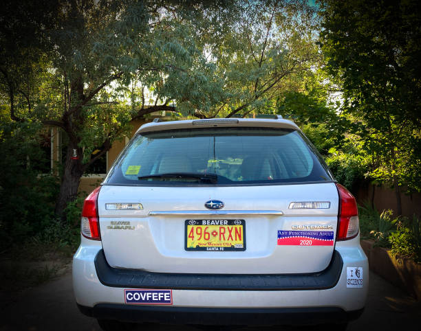 santa fe, nm: adesivi per paraurti politici 2020 su subaru - bumper stickers foto e immagini stock