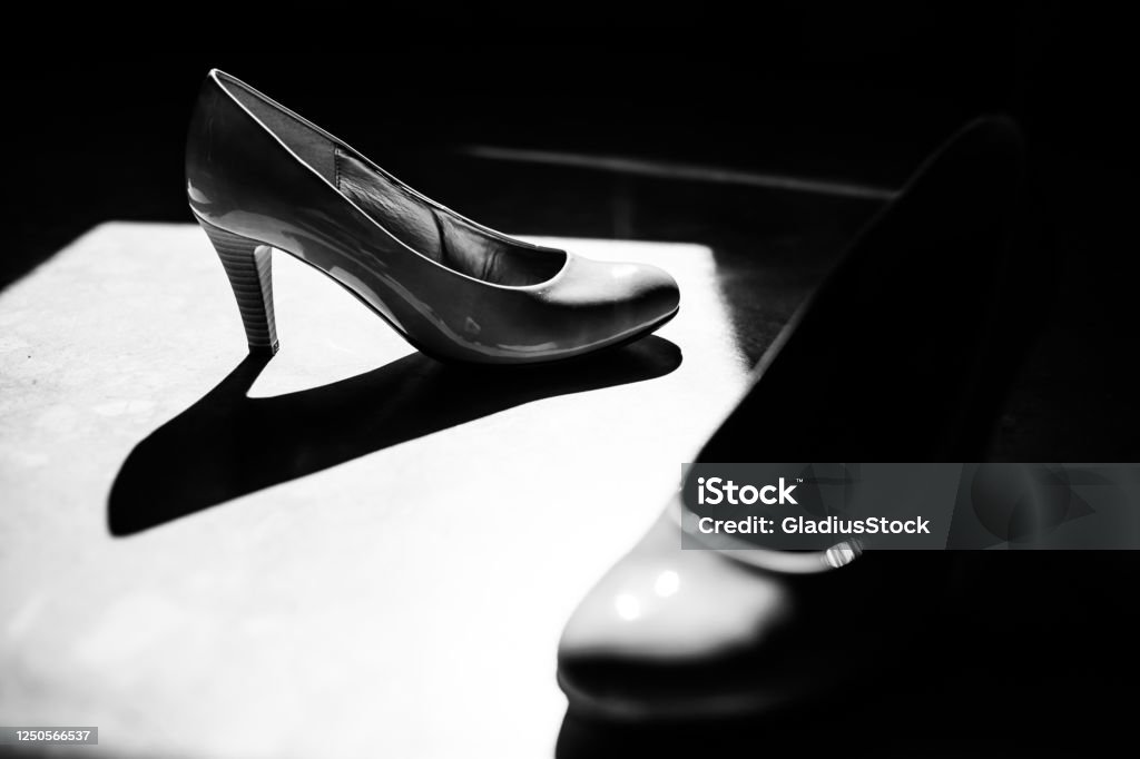 Los Zapatos De La Novia Juego De Luz Y Sombra Foto de stock y más banco de  imágenes de A la moda - A la moda, Accesorio personal, Acontecimiento -  iStock
