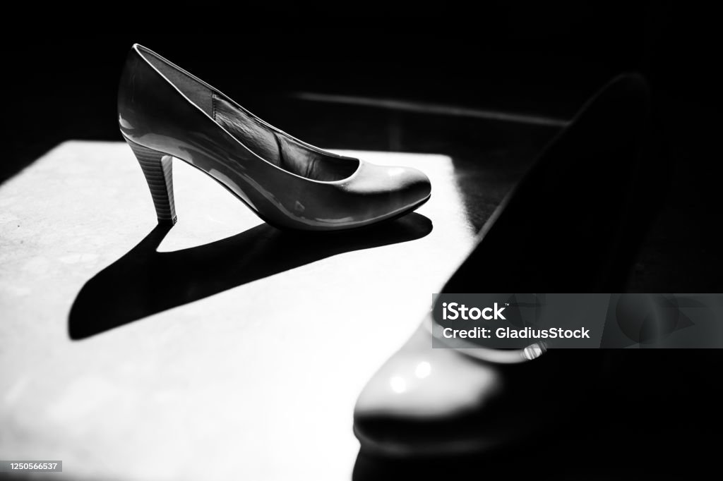 Los Zapatos De La Novia Juego De Luz Y Sombra Foto de stock y más banco de imágenes de A la moda - A la moda, Accesorio personal, Acontecimiento - iStock Los Zapatos De La Novia Juego De Luz Y Sombra Foto de stock y más banco de imágenes de A la moda - A la moda, Accesorio personal, Acontecimiento - iStock
