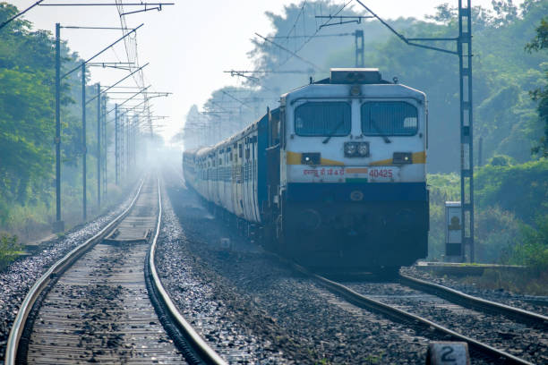 旅客列車インド - diesel locomotive ストックフォトと画像
