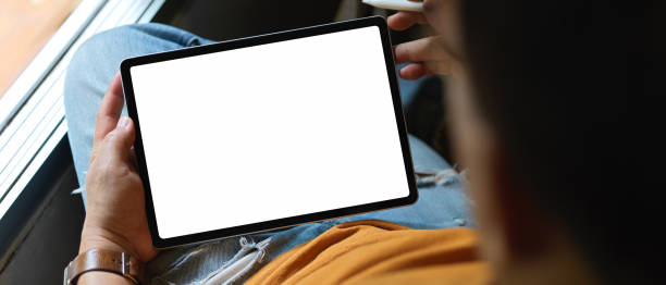 hombre freelance descansando con tableta de maqueta mientras está relajado en la silla de oficina - tableta digital fotografías e imágenes de stock