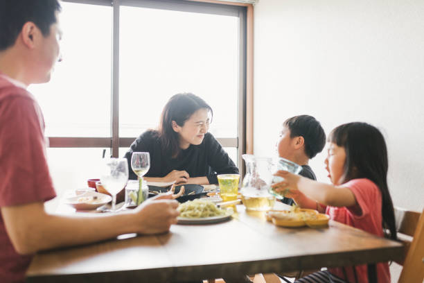 自宅で昼食を食べる家族 - 家族 日本人 ストックフォトと画像