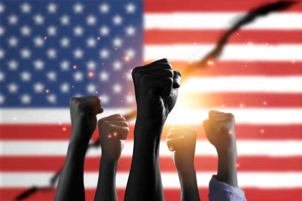 drapeau américain avec des noirs lèvent la main pour protester aux états-unis pour le racisme et l’inégalité raciale. - black hair photos et images de collection