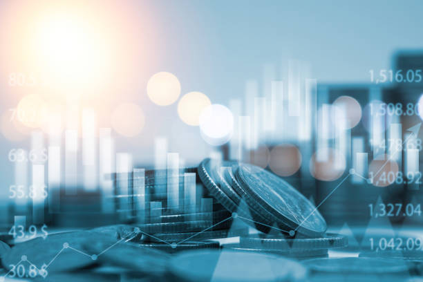 eksposur ganda biru koin uang menumpuk dengan grafik batang untuk konsep bisnis keuangan dan investasi. - business finance and industry foto potret stok, foto, & gambar bebas royalti