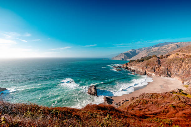 шоссе тихоокеанского побережья - cliff sea coastline beach стоковые фото и изображения