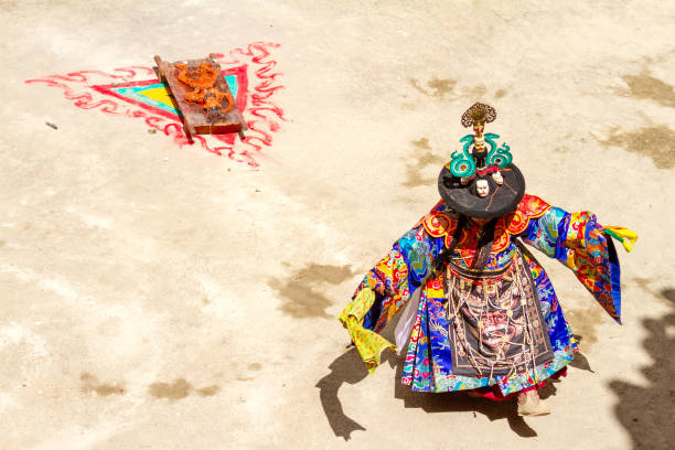 monge realiza mistério sagrado "dança do chapéu preto" do budismo tibetano em torno do sacrifício simbólico no tradicional festival cham dance (yuru kabgyat) no mosteiro de lamayuru - cham mask - fotografias e filmes do acervo