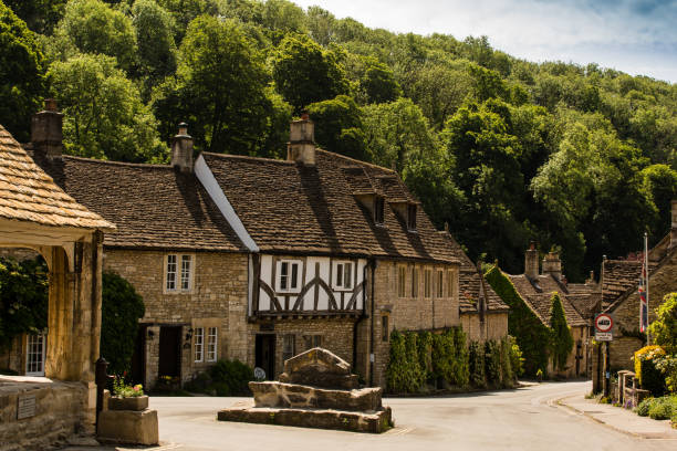 castelo combe uma idílica aldeia cotswold - castle combe - fotografias e filmes do acervo