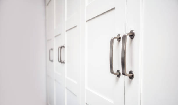 portas de armário de madeira branca interior moderno, armazenamento ou guarda-roupa fechado com alças metálicas - cabinet door - fotografias e filmes do acervo