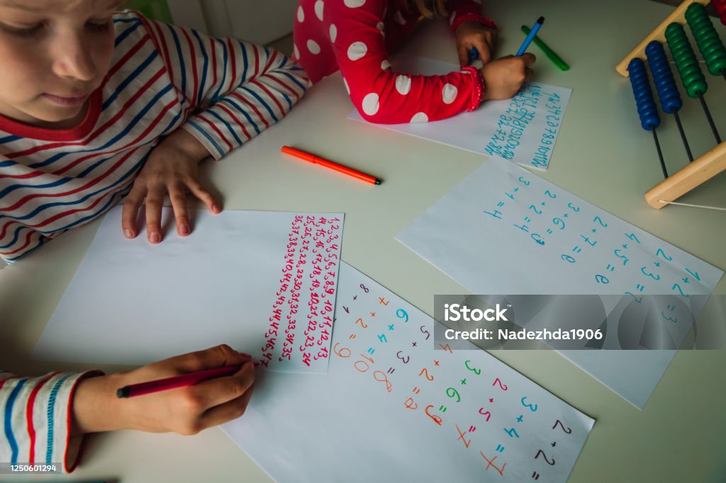 Девочка 12 лет писает Мальчик И Девочка Писать Номера Дети Делают Домашнее Задание — стоковые  фотографии и другие картинки 4-5 лет - iStock