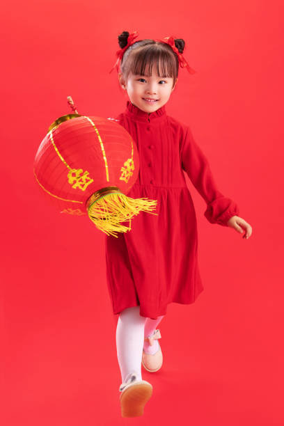 süßes kleines mädchen durch das neue jahr - chinesisches neujahr fotos stock-fotos und bilder