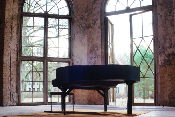 폐허에 오래 된 버려진 피아노 - castle indoors domestic room spooky 뉴스 사진 이미지