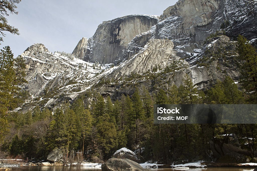 Half Dome desde lago Mirror de Yosemite - Foto de stock de Aire libre libre de derechos