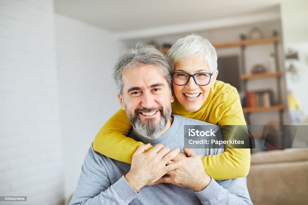 yaşlı çift mutlu yaşlı aşk birlikte erkek kadın portre gri saç - Royalty-free Çift - İnsan ilişkileri Stok görsel